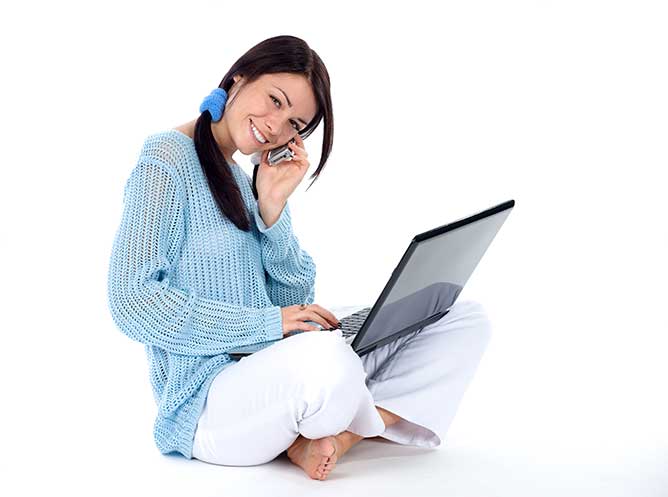 Moça com olhar tranquilo usando notebook e celular indicando satisfação com serviços da F55 Marketing Digital